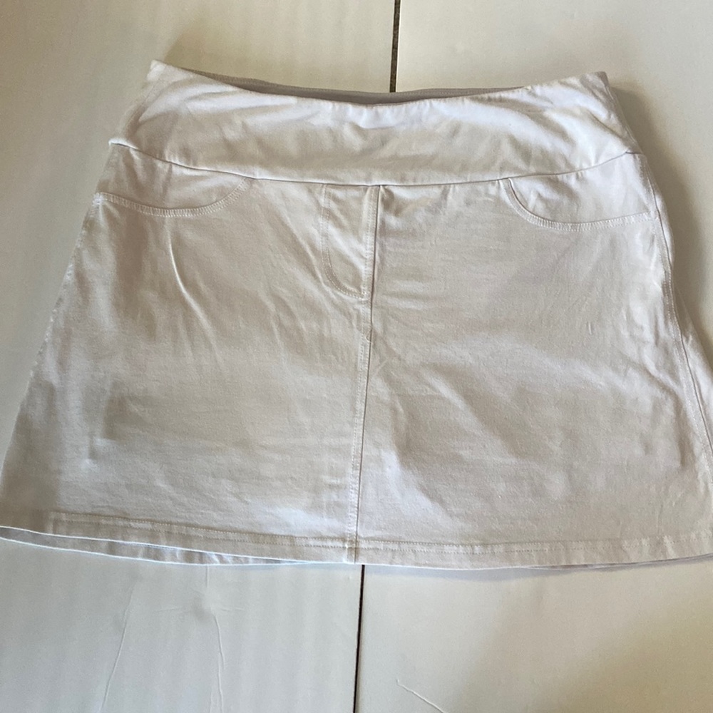 Slender Shapes White Skorts Size Large